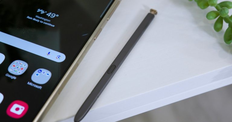 Does the Samsung Galaxy S24 come with a pen?