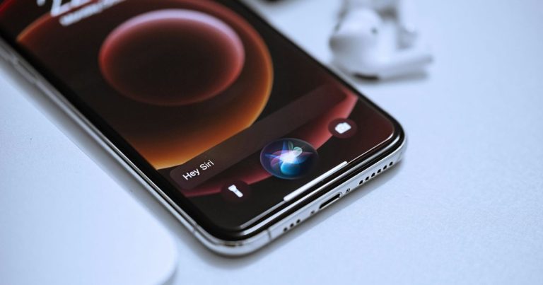 Apple plans to turn Siri into a full AI chatbot to take on ChatGPT and Gemini