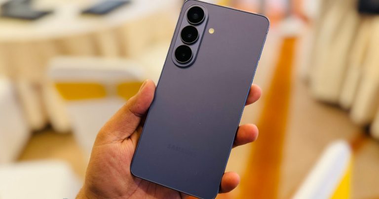 Samsung Galaxy S26 stuffs more power in a charmingly small and familiar package