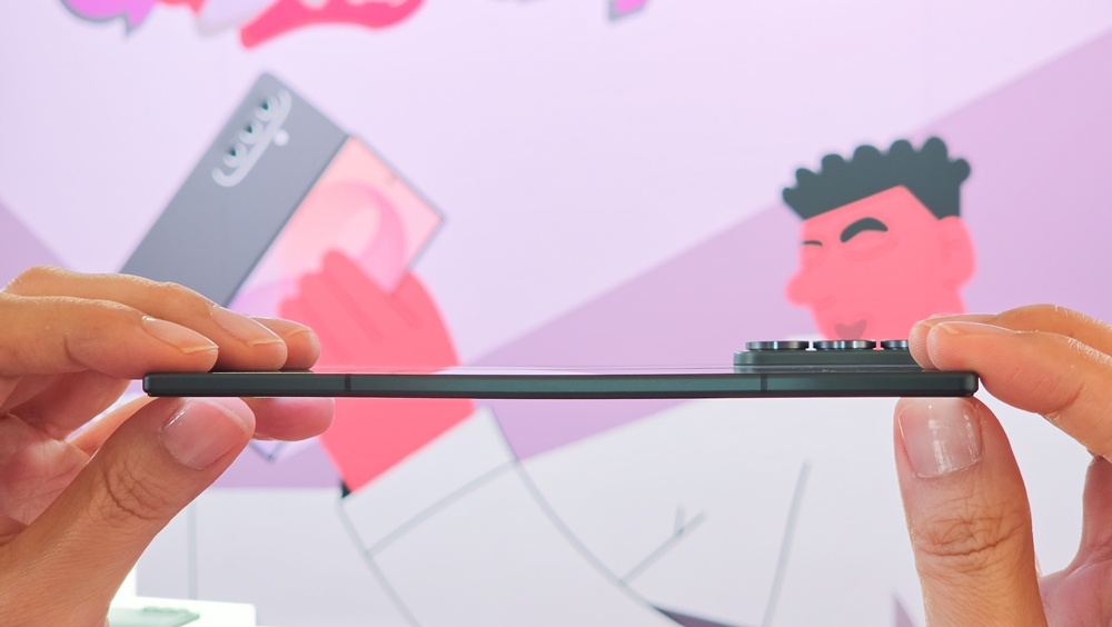 Samsung Galaxy Z Fold 8 Ultra thin profile when unfolded